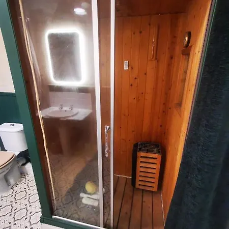 Self Catering Private Room,Jacuzzi And Sauna *